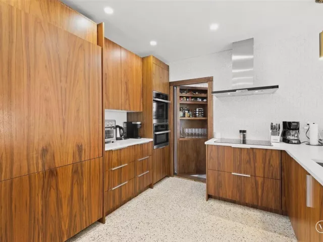 4-bedroom home for sale in Fort Lauderdale - 1322 CORDOVA Road - MondialRealty