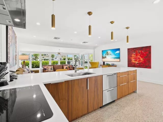 4-bedroom home for sale in Fort Lauderdale - 1322 CORDOVA Road - MondialRealty