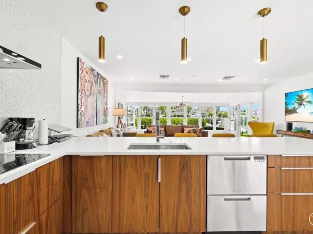 4-bedroom home for sale in Fort Lauderdale - 1322 CORDOVA Road - MondialRealty