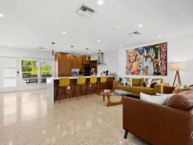 4-bedroom home for sale in Fort Lauderdale - 1322 CORDOVA Road - MondialRealty