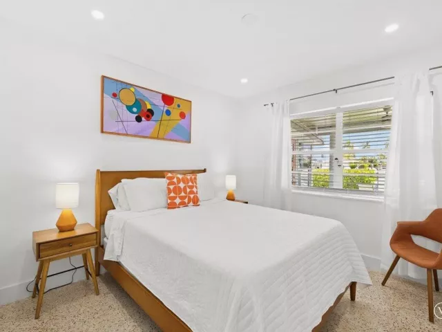 4-bedroom home for sale in Fort Lauderdale - 1322 CORDOVA Road - MondialRealty