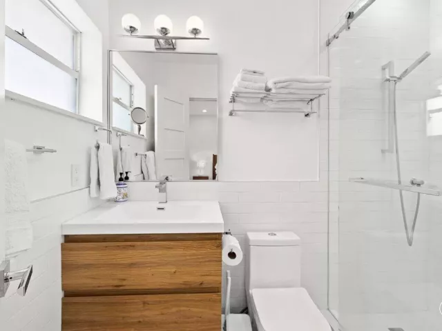 4-bedroom home for sale in Fort Lauderdale - 1322 CORDOVA Road - MondialRealty