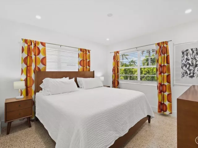 4-bedroom home for sale in Fort Lauderdale - 1322 CORDOVA Road - MondialRealty