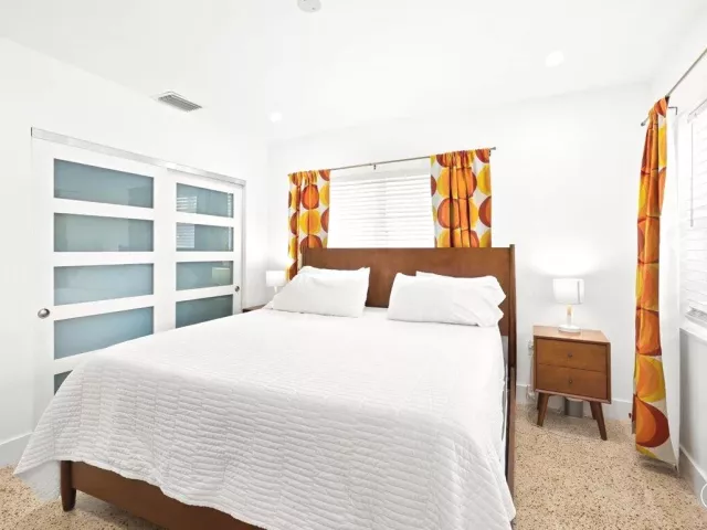 4-bedroom home for sale in Fort Lauderdale - 1322 CORDOVA Road - MondialRealty