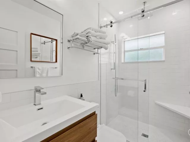 4-bedroom home for sale in Fort Lauderdale - 1322 CORDOVA Road - MondialRealty