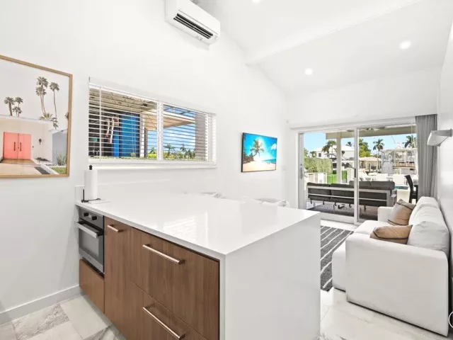 4-bedroom home for sale in Fort Lauderdale - 1322 CORDOVA Road - MondialRealty