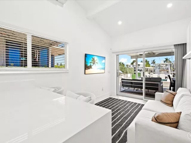 4-bedroom home for sale in Fort Lauderdale - 1322 CORDOVA Road - MondialRealty