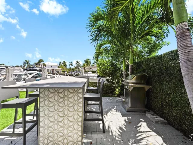 4-bedroom home for sale in Fort Lauderdale - 1322 CORDOVA Road - MondialRealty