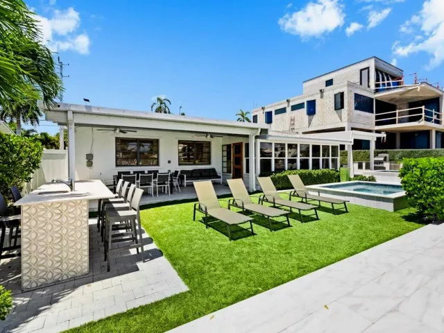 4-bedroom home for sale in Fort Lauderdale - 1322 CORDOVA Road - MondialRealty