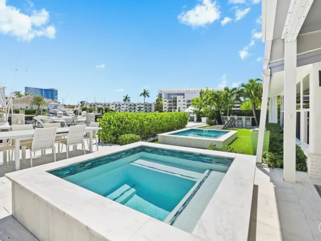 4-bedroom home for sale in Fort Lauderdale - 1322 CORDOVA Road - MondialRealty