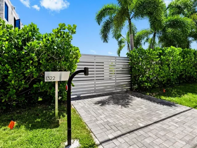 4-bedroom home for sale in Fort Lauderdale - 1322 CORDOVA Road - MondialRealty