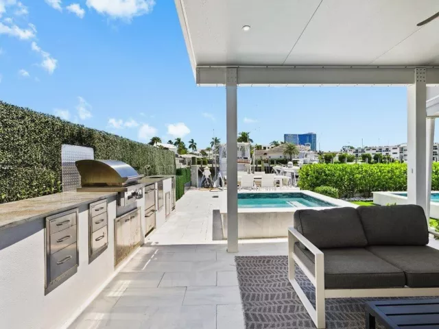 4-bedroom home for sale in Fort Lauderdale - 1322 CORDOVA Road - MondialRealty