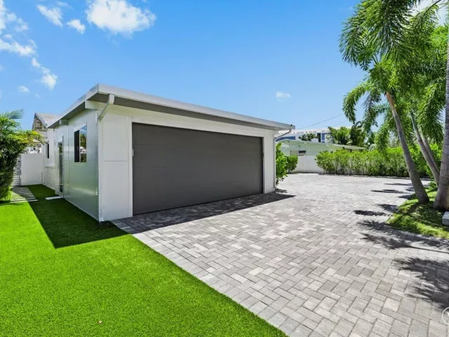 4-bedroom home for sale in Fort Lauderdale - 1322 CORDOVA Road - MondialRealty