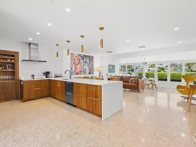 4-bedroom home for sale in Fort Lauderdale - 1322 CORDOVA Road - MondialRealty