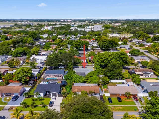 3-bedroom home for sale in Pembroke Pines - 311 SW 70th Ter - MondialRealty