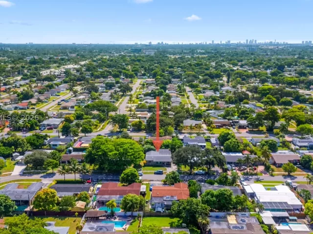 3-bedroom home for sale in Pembroke Pines - 311 SW 70th Ter - MondialRealty