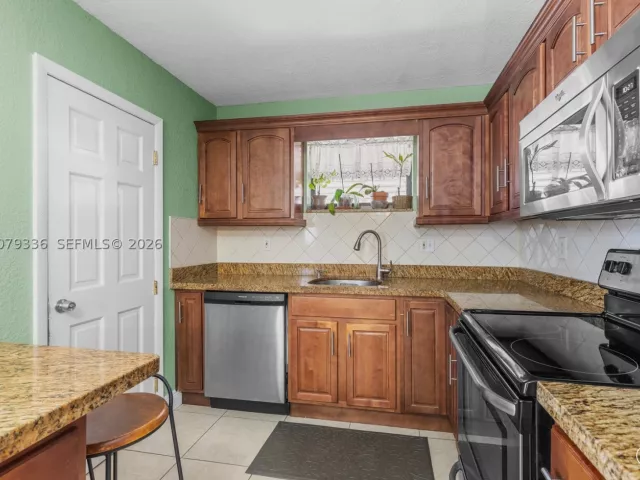 3-bedroom home for sale in Pembroke Pines - 311 SW 70th Ter - MondialRealty