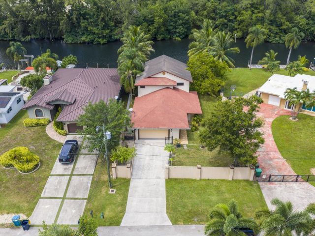 4-bedroom home for sale in Fort Lauderdale - 4406 SW 35th Avenue - MondialRealty