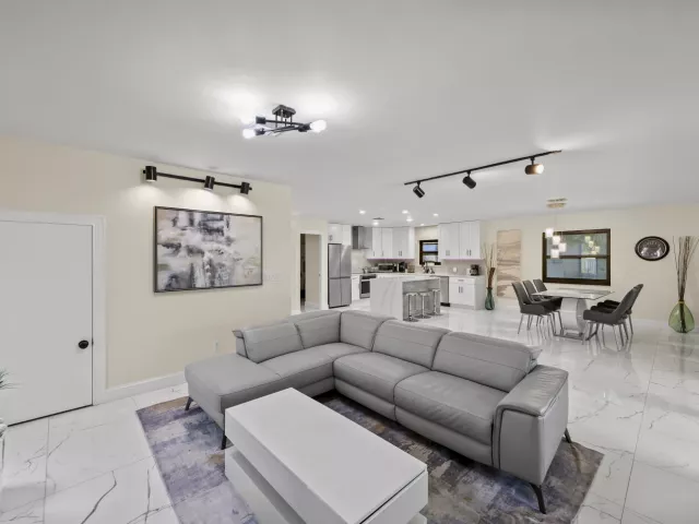 4-bedroom home for sale in Fort Lauderdale - 4406 SW 35th Avenue - MondialRealty