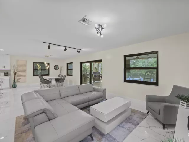 4-bedroom home for sale in Fort Lauderdale - 4406 SW 35th Avenue - MondialRealty