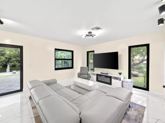4-bedroom home for sale in Fort Lauderdale - 4406 SW 35th Avenue - MondialRealty