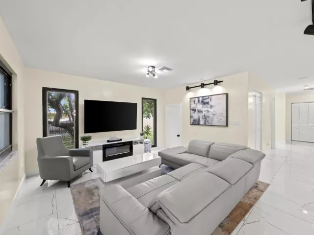 4-bedroom home for sale in Fort Lauderdale - 4406 SW 35th Avenue - MondialRealty