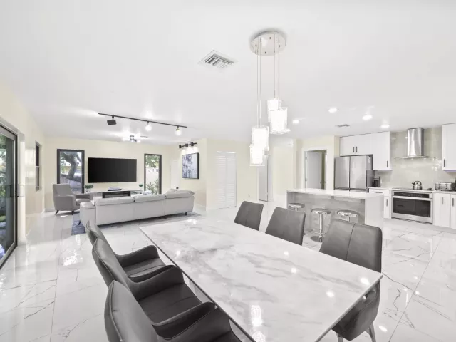 4-bedroom home for sale in Fort Lauderdale - 4406 SW 35th Avenue - MondialRealty