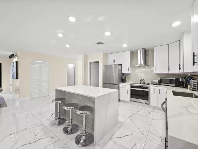 4-bedroom home for sale in Fort Lauderdale - 4406 SW 35th Avenue - MondialRealty