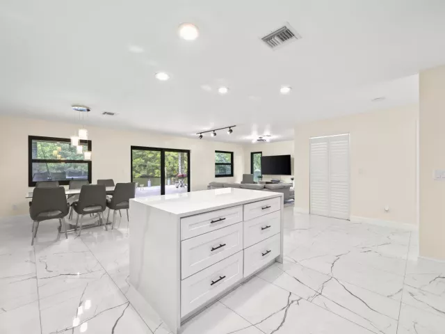 4-bedroom home for sale in Fort Lauderdale - 4406 SW 35th Avenue - MondialRealty