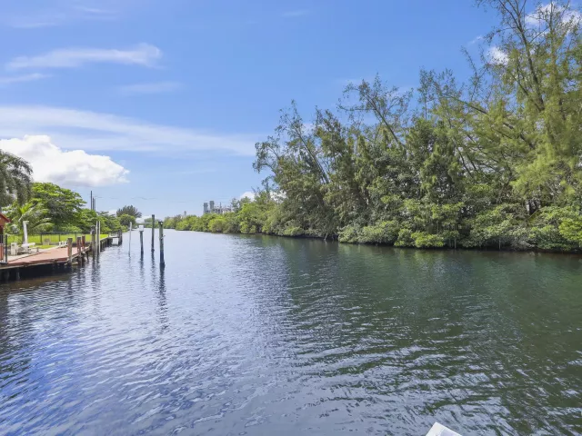 4-bedroom home for sale in Fort Lauderdale - 4406 SW 35th Avenue - MondialRealty