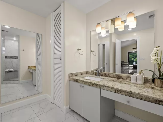 4-bedroom home for sale in Fort Lauderdale - 4406 SW 35th Avenue - MondialRealty