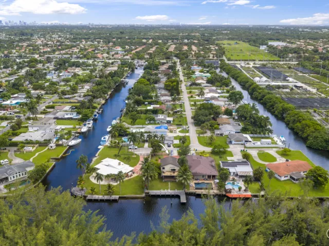 4-bedroom home for sale in Fort Lauderdale - 4406 SW 35th Avenue - MondialRealty