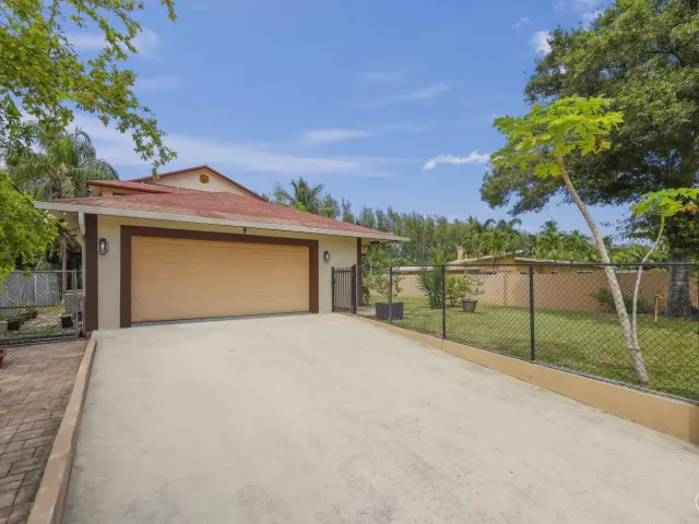 4-bedroom home for sale in Fort Lauderdale - 4406 SW 35th Avenue - MondialRealty