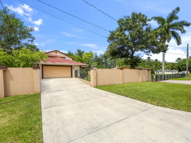 4-bedroom home for sale in Fort Lauderdale - 4406 SW 35th Avenue - MondialRealty