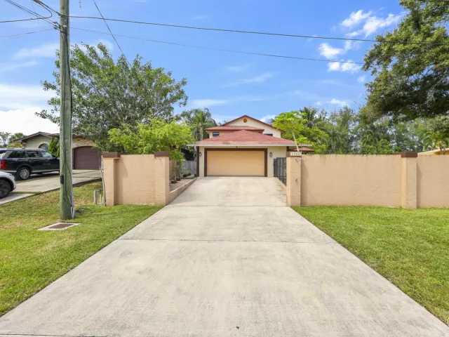 4-bedroom home for sale in Fort Lauderdale - 4406 SW 35th Avenue - MondialRealty