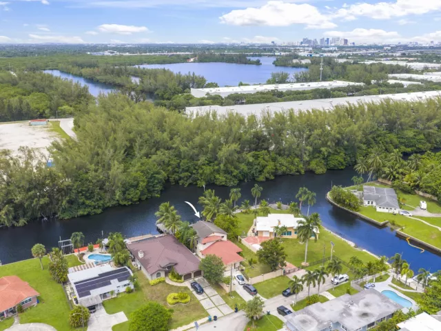 4-bedroom home for sale in Fort Lauderdale - 4406 SW 35th Avenue - MondialRealty