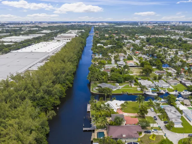 4-bedroom home for sale in Fort Lauderdale - 4406 SW 35th Avenue - MondialRealty