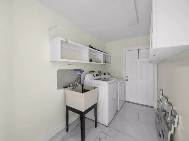 4-bedroom home for sale in Fort Lauderdale - 4406 SW 35th Avenue - MondialRealty