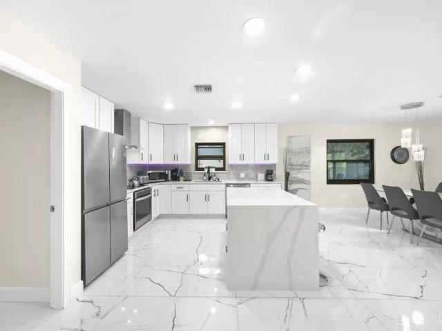 4-bedroom home for sale in Fort Lauderdale - 4406 SW 35th Avenue - MondialRealty