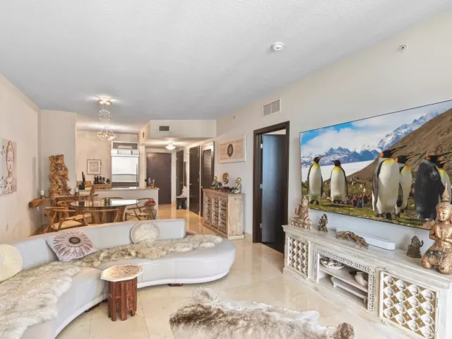 1-bedroom condo for sale in Sunny Isles Beach - 16275 Collins Avenue 2403 - MondialRealty