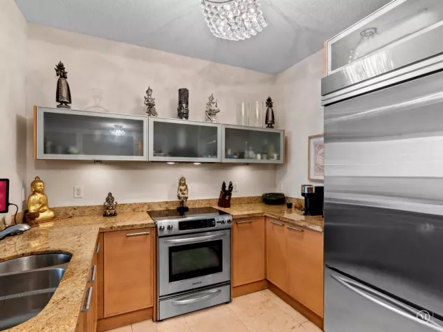 1-bedroom condo for sale in Sunny Isles Beach - 16275 Collins Avenue 2403 - MondialRealty