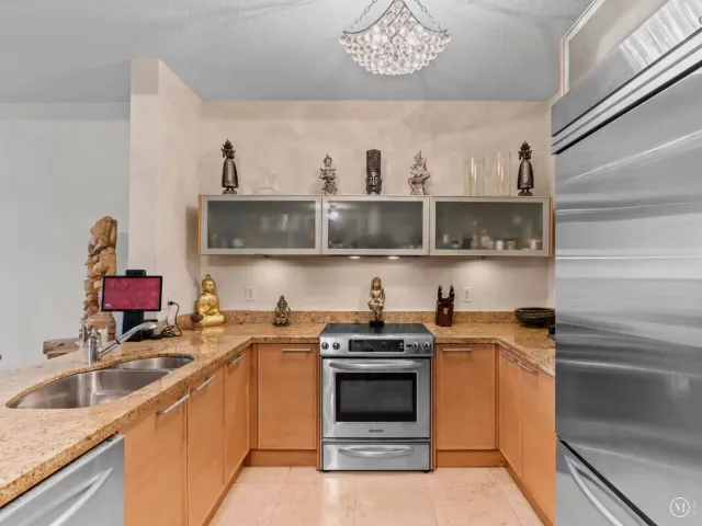 1-bedroom condo for sale in Sunny Isles Beach - 16275 Collins Avenue 2403 - MondialRealty