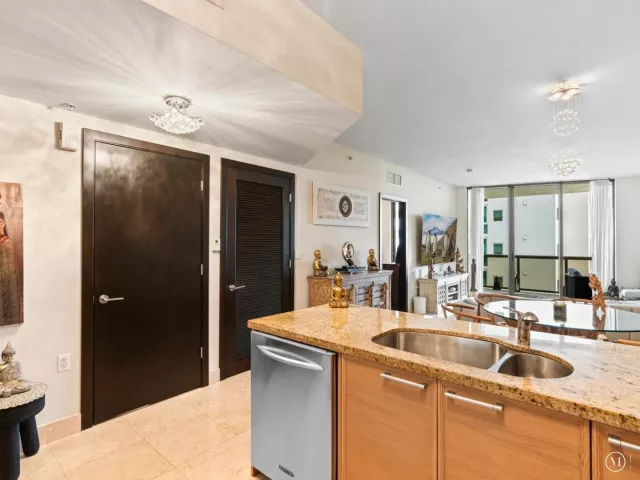 1-bedroom condo for sale in Sunny Isles Beach - 16275 Collins Avenue 2403 - MondialRealty