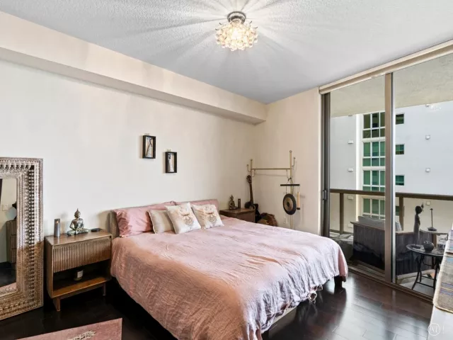 1-bedroom condo for sale in Sunny Isles Beach - 16275 Collins Avenue 2403 - MondialRealty