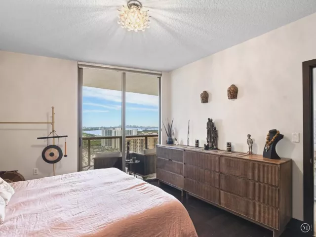 1-bedroom condo for sale in Sunny Isles Beach - 16275 Collins Avenue 2403 - MondialRealty