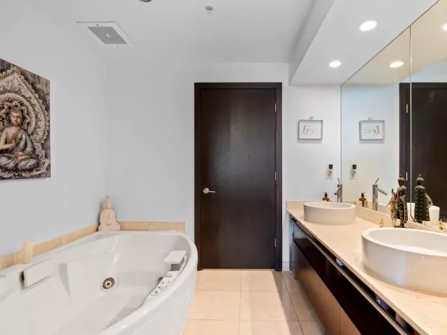 1-bedroom condo for sale in Sunny Isles Beach - 16275 Collins Avenue 2403 - MondialRealty