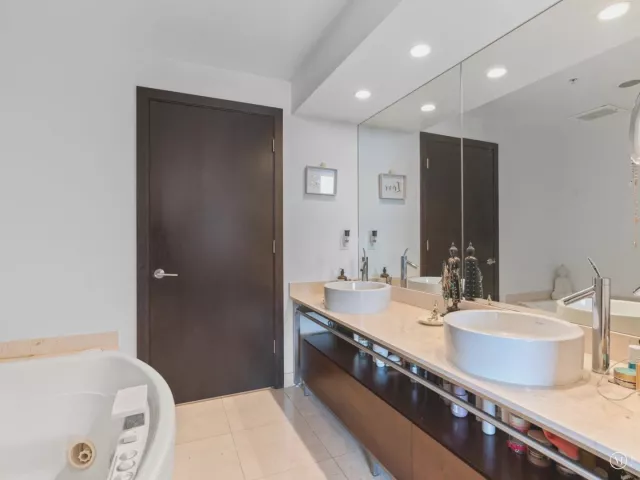 1-bedroom condo for sale in Sunny Isles Beach - 16275 Collins Avenue 2403 - MondialRealty