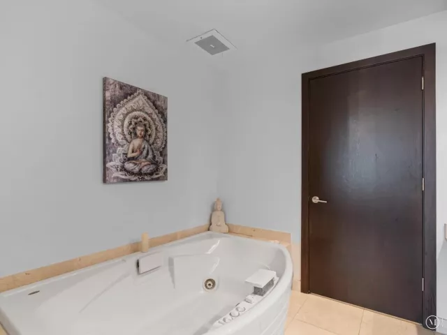1-bedroom condo for sale in Sunny Isles Beach - 16275 Collins Avenue 2403 - MondialRealty