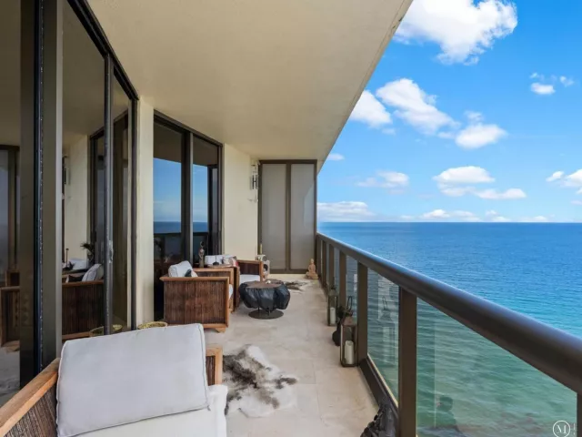 1-bedroom condo for sale in Sunny Isles Beach - 16275 Collins Avenue 2403 - MondialRealty