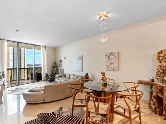 1-bedroom condo for sale in Sunny Isles Beach - 16275 Collins Avenue 2403 - MondialRealty